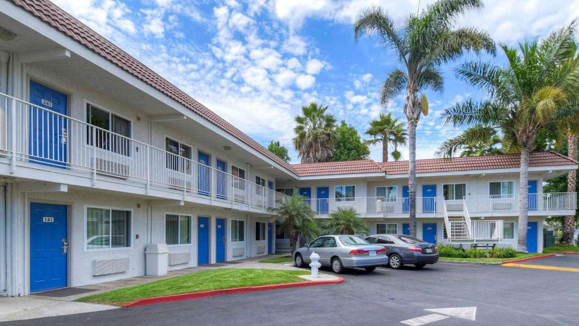 6-costa Mesa, Ca 2*