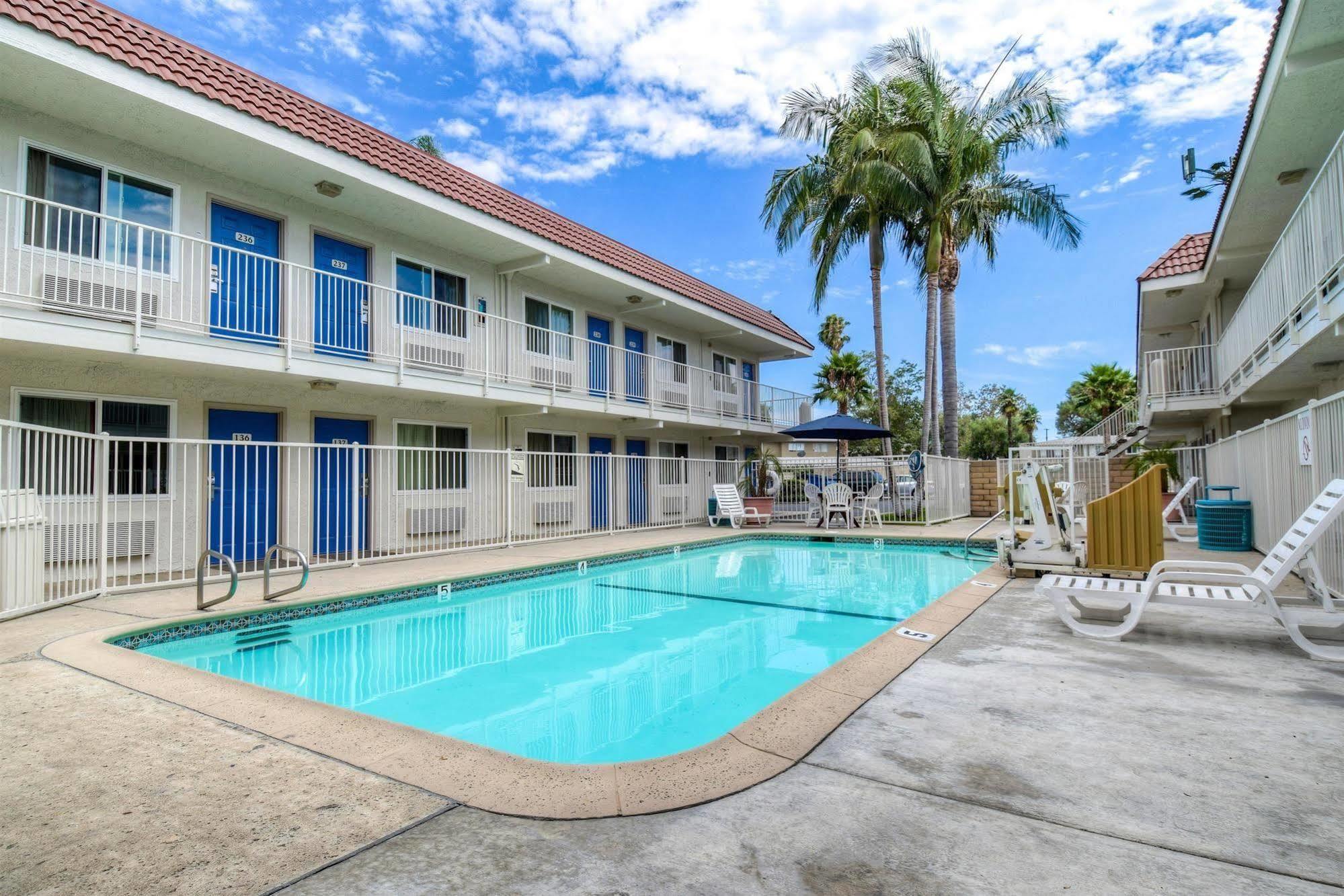 Hotel 6-costa Mesa, Ca 2*